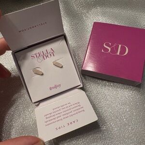 Stella & Dot Gold Minimalist Stud Earrings